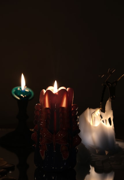 Diese Kerze sieht zwar so aus, als stünde sie in Flammen...