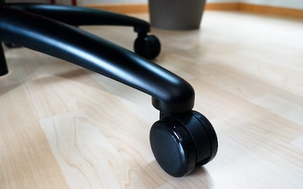 Piètement métallique et roulettes pour chaises de bureau classiques.