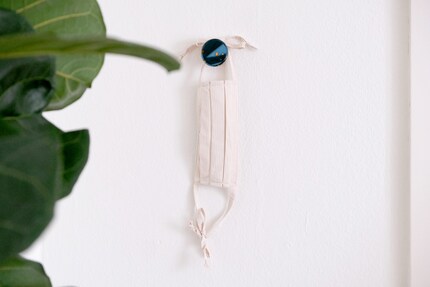 Se tenuta in un luogo ben visibile, ti ricorderai più facilmente di prendere la mascherina prima di uscire di casa.