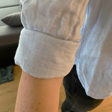 Le revers, d'environ deux centimètres, cache l'élastique.