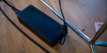 Pas vraiment élégant : l'alimentation électrique est externe.