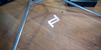 ...qui projette le logo Porsche Design ou le logo Agon.