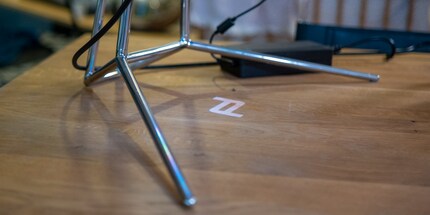 Le support dépasse énormément la profondeur de l'écran, devant et derrière.