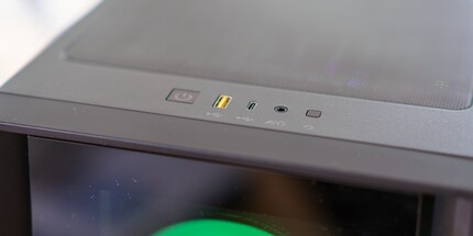 Kunststoff und Stahl: Die unterschiedliche Oberflächenbeschaffenheit ist klar erkennbar. Was du sonst noch siehst: USB-3.0-Typ-A-, USB-3.1-Typ-C- und Audio-Jackanschluss