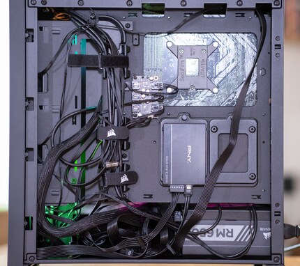 Für Kabelmanagement gibt es ordentlich Möglichkeiten. Leider haben mir Kopfschmerzen einen Strich durch die Rechnung gemacht und bei mir sieht's unordentlich aus.