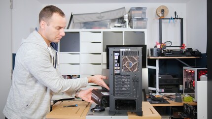 Das Netzteil musst du von der Seite einführen.