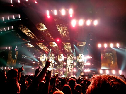 Die hinteren Reihen beim Konzert haben weniger Lärm auf den Ohren als die ganz nahe an den Lautsprechern.