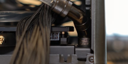 C'est très serré entre les raccords et l'échangeur GPU.