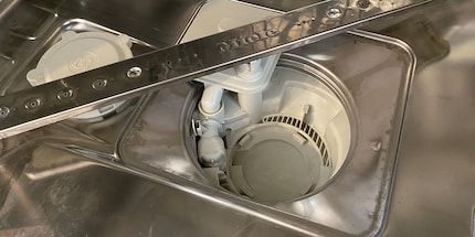Auch die Spülmaschinenwanne oder Sprüharme könnten verstopft sein.