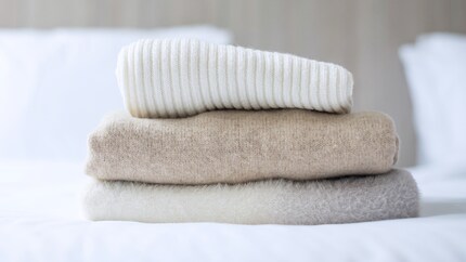 I capi di cashmere possono deformarsi quando li appendi nell'armadio. Meglio piegare e impilare.