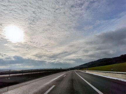 Sonnenschein und nasse Strasse bedeutet, dass du geblendet wirst