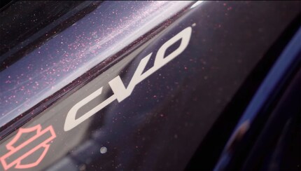 La couleur « Charred Crimson » est d'un rouge scintillant.