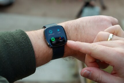 Mit der Fitbit Sense kannst du dein Handy klingeln lassen.