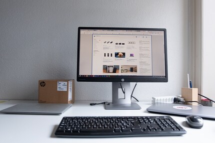 Sur le bord gauche de l'écran, le nouvel EliteBook prend lentement la poussière, tandis que je me sers toujours de l'ancien malgré tous ses problèmes.