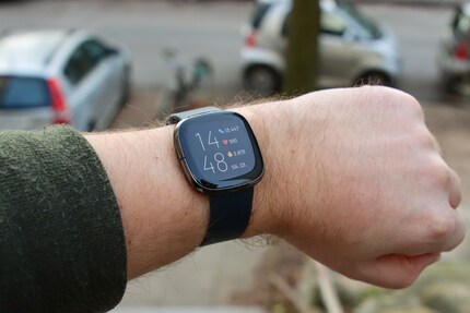 Helles, buntes Display und Edelstahlgehäuse.