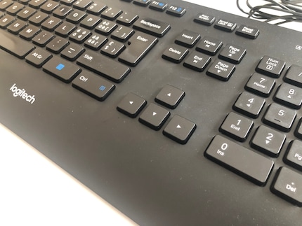 De l'espace libre autour des touches de flèche : voilà à quoi le clavier Logitech ressemble.