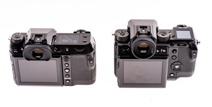 A sinistra Fujifilm GFX100S, a destra Fujiiflm GFX50S