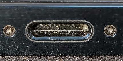 Nid à saleté Lightning, sans doute la plus grande faiblesse physique de l'iPhone.