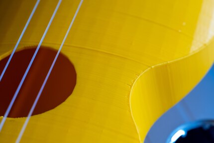 Die Ukulele vor der Behandlung.