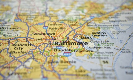 Baltimore liegt zwischen Philadelphia und Washington D.C. an der Flussmündung Chesapeake Bay.