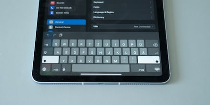 Apple lässt dich zwar die Tastatur-App ändern, drückt dir aber trotzdem regelmäßig die eigene auf die Augen.