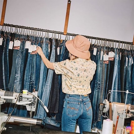 Seit 2017 werden bei Nudie Jeans nicht nur die Jeansstoffe, sondern sämtliche Produktgruppen aus Bio-Baumwolle produziert. Bild: @nudiejeans