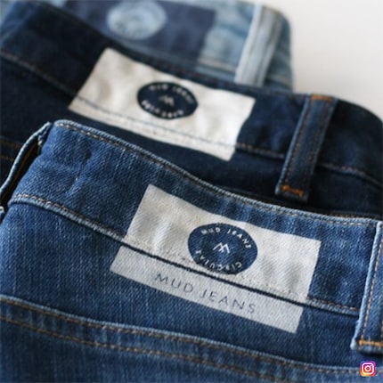 Die Marke Mud Jeans verzichtet bei seinen Hosen auf Lederapplikationen, damit diese problemlos recycelt werden können. Der Logo-Print besteht aus veganer Farbe. Bild: @mudjeans