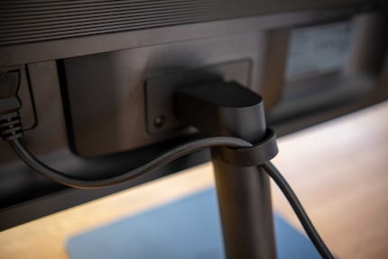 Samsung ha persino pensato a un tenditore in gomma per la gestione dei cavi.