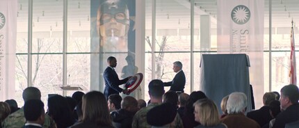 Sam gibt den Schild zurück.