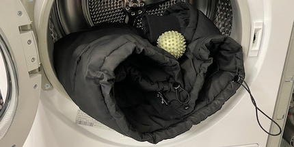 In den Trockner sollte die Daunenjacke nur im Notfall.