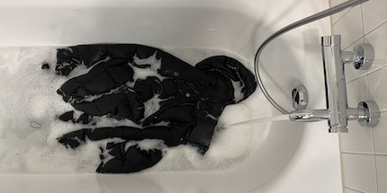 In der Badewanne ist genug Platz, um die voluminöse Daunenjacke von Hand waschen zu können.