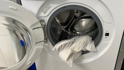 Utilisez un filet à linge pour protéger les chaussures et le tambour pendant le cycle de lavage.