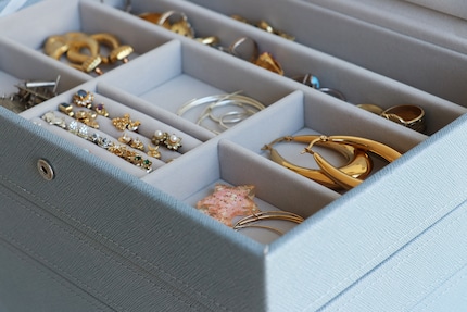 La suddivisione fa la differenza: ho scelto un elemento che ha abbastanza spazio per orecchini diversi e anelli.