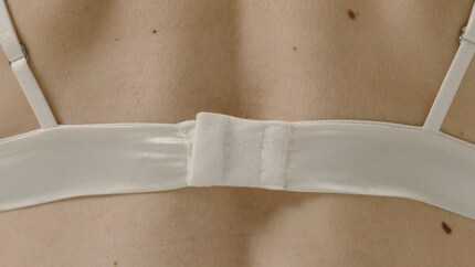 Das Unterbrustband soll möglichst horizontal am Rücken anliegen.