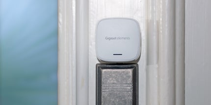The door sensor looks confusingly similar to the window sensor, but offers different functions. Image source: digitalzimmer.de