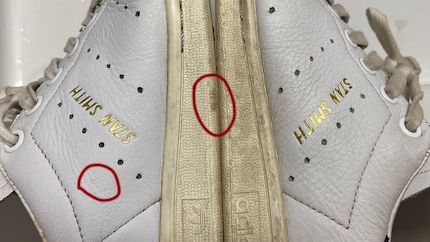 Was eine manuelle Bürste nicht schafft, kann auch Philips’ Sneaker Cleaner nicht richten: Ein Close-up von zwei Flecken, die sich damit nicht entfernen lassen. Der linke ist auf dem Bild schlecht erkennbar.
