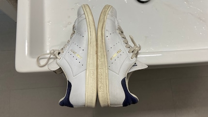 Im direkten Vergleich: links der geputzte und rechts der schmutzige Schuh.