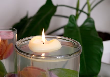 Laissez un espace d’environ un centimètre entre les fleurs et la bougie pour qu’elle puisse flotter sans problème.