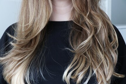 À gauche, le côté que j'ai coiffé avec la brosse soufflante, à droite, mes cheveux séchés au sèche-cheveux.