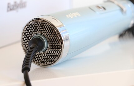 La brosse soufflante est équipée d'un filtre amovible.