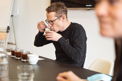 Le torréfacteur Adrian Gisler en train d’évaluer son travail.