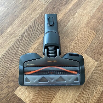 Die 360-Grad-Saugdüse ist mit LEDs ausgestattet und saugt Schmutz von allen Seiten auf.