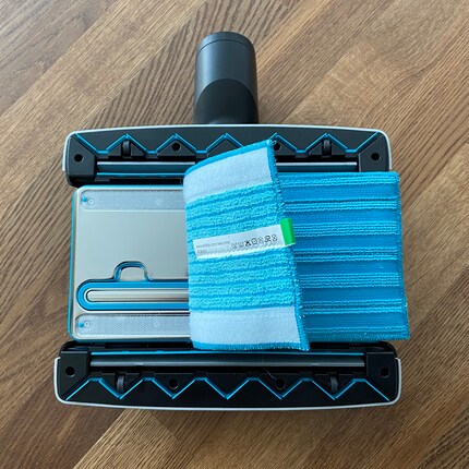 Das Mikrofaser-Wischtuch kann ich von Hand oder in der Waschmaschine waschen.