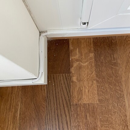 In den Ecken unserer Neubauwohnung sammelt sich ständig Baustaub an.