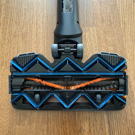 Um die Saugwalze haben sich viele Haare angesammelt.