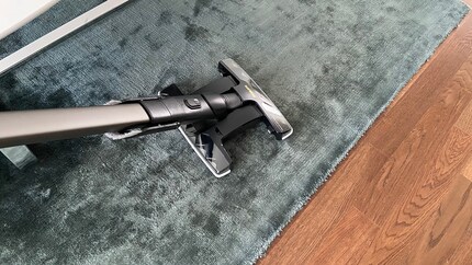 Indem ich den Wassertank entferne, kann ich mit der Aqua-Düse auch Teppiche (trocken) saugen.