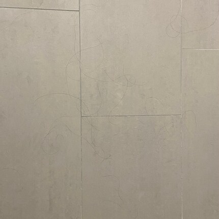 So sieht mein Badezimmerboden aus, nachdem ich meine Haare gewaschen und geföhnt habe.