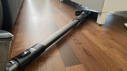 Der Staubsauger ist so konzipiert (der Schmutzbehälter ist nach oben gerichtet), dass ich ihn beim Saugen horizontal auf den Boden legen kann. Auf diese Weise gelange ich mit der Düse unter fast jedes grosse Möbelstück.