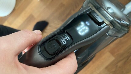 Am Regler, der sich am Handgriff befindet, kann ich zwischen drei Geschwindigkeitsmodi wählen. Das Smart Display zeigt mir nebst dem Akkuverbrauch auch an, wann ich den Filter reinigen muss.