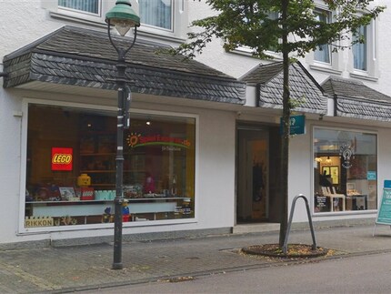 Durch den enormen Bekanntheitsgrad von Lego kommt die Kundschaft vor allem wegen des Originals ins Geschäft von Stefan Reissner. Nicht selten verlassen sie den Laden dann aber mit einem anderen Set. Bild: spielexperte.de